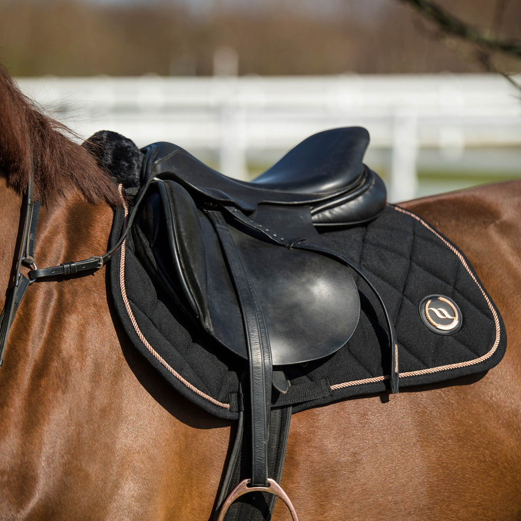 Tapis de selle de dressage pour cheval Back on Track Night Collection | La sellerie de Maé Tapis de selle de dressage pour cheval Back on Track Night Collection | La sellerie de Maé